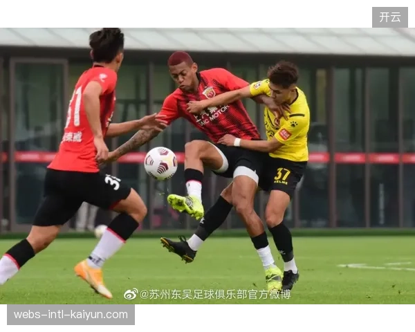 圣吉罗斯联合主力中卫町田浩树状态稳定，将与板仓滉、伊藤洋辉组成三中卫防线。